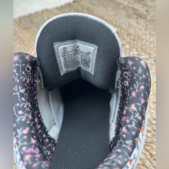 5Youth Jordan3 Vintage Floral. Barely worn and in almost new condition - Picture 3 of 3